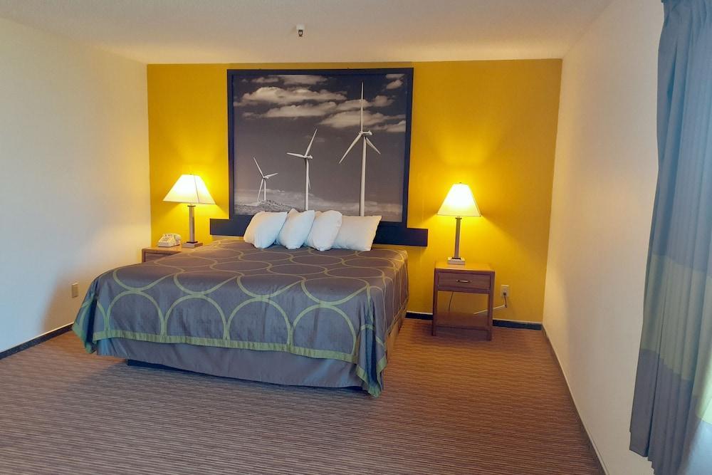 Super 8 By Wyndham Pratt Hotel Eksteriør billede
