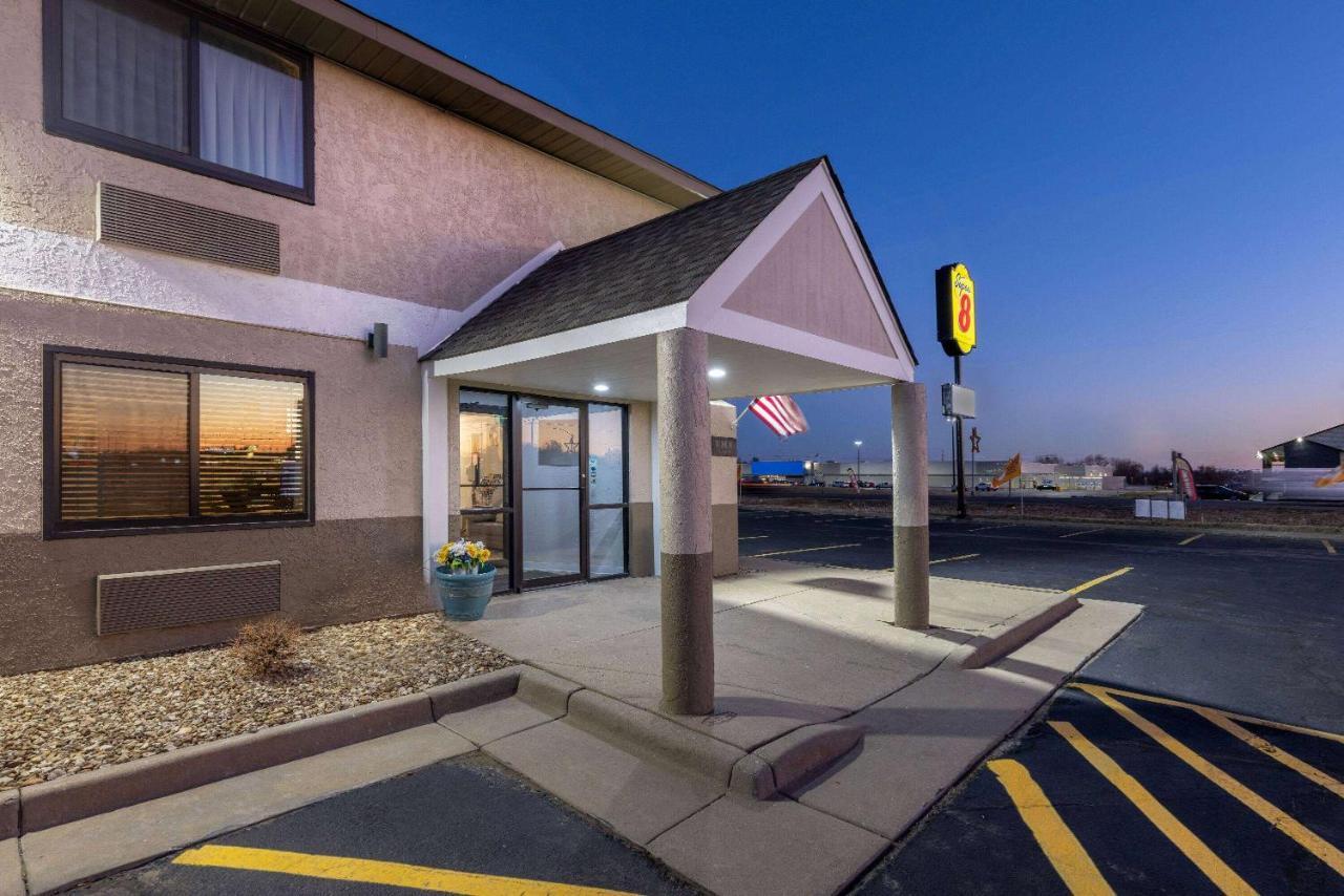 Super 8 By Wyndham Pratt Hotel Eksteriør billede