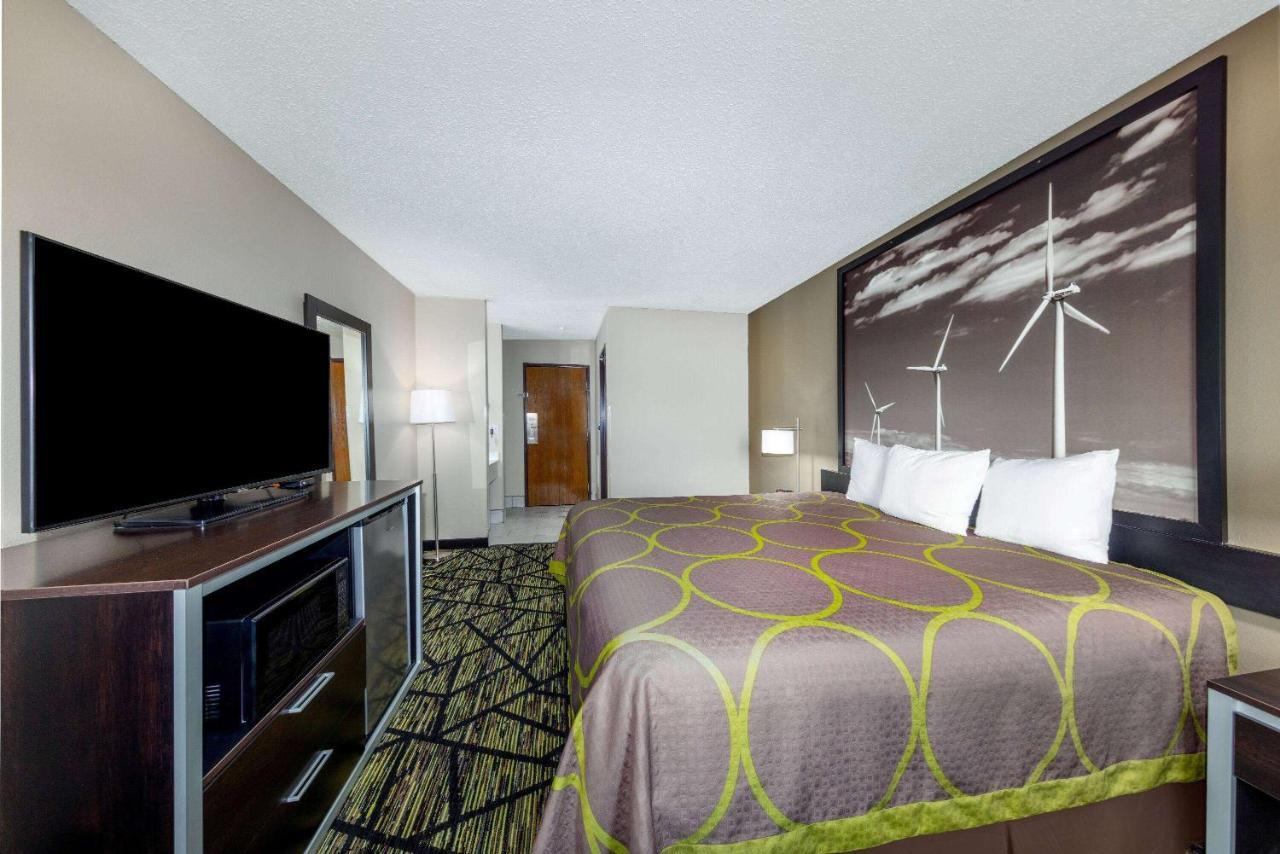 Super 8 By Wyndham Pratt Hotel Eksteriør billede