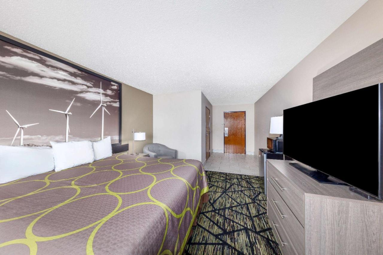 Super 8 By Wyndham Pratt Hotel Eksteriør billede