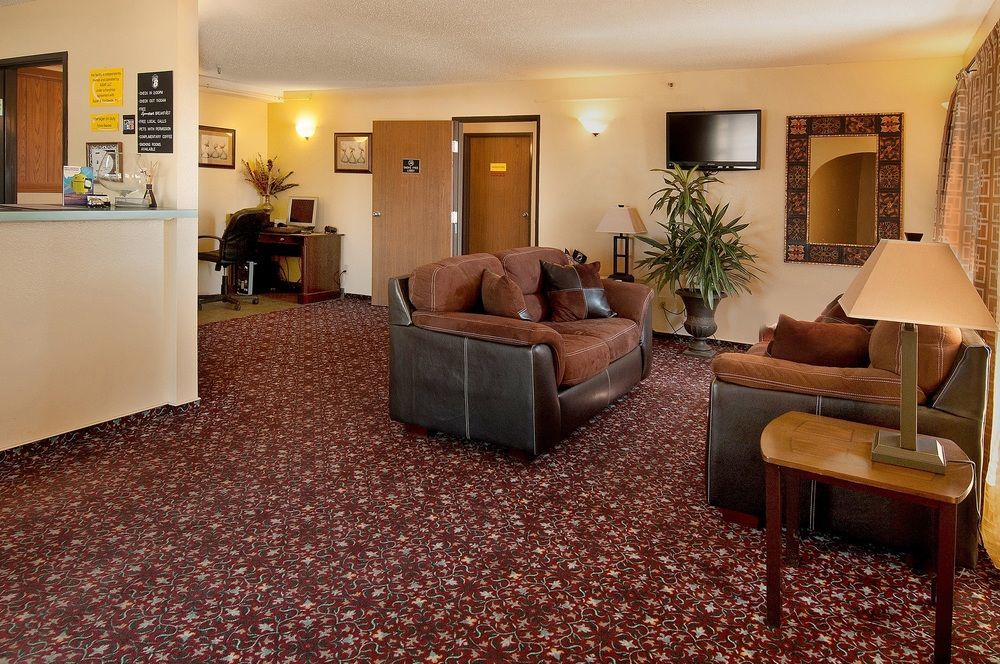 Super 8 By Wyndham Pratt Hotel Eksteriør billede