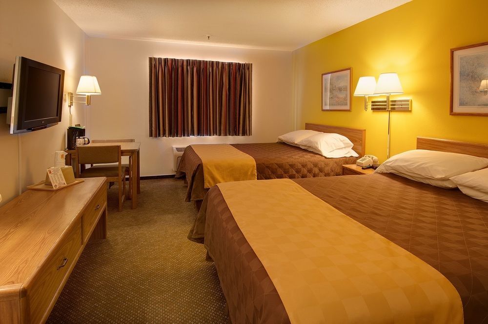 Super 8 By Wyndham Pratt Hotel Eksteriør billede