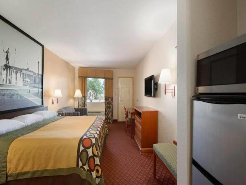 Super 8 By Wyndham Pratt Hotel Eksteriør billede